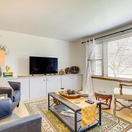 Less Than 1 Mi To Lambeau Field Green Bay Home With Grill!